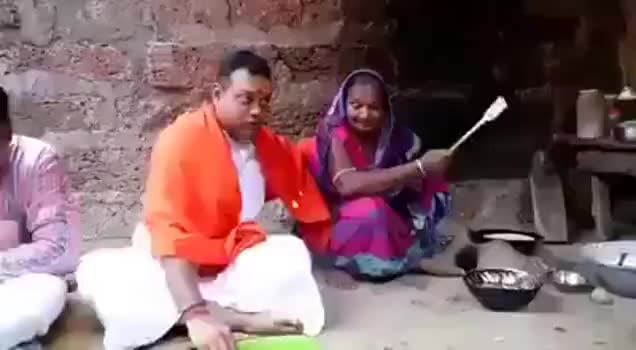 ये तो कहते है इन्होंने बूढ़ी मां के आंसू पोंछे है। तो अब ये क्या नोटंकी है? #उज्ज्वला #bjp #modi