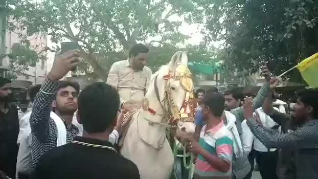 ग्रामीण क्षेत्रो के दौरों के दौरान #हनुमान #बेनीवाल को कंही घोड़े पर बैठाया जा रहा है कंही कांधों पे उठाया जा रहा है