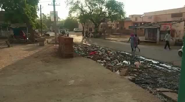 खण्डेल(सीकर)। #कांवट ग्राम #पंचायत की #अनदेखी से लगे #कचरे के ढेर