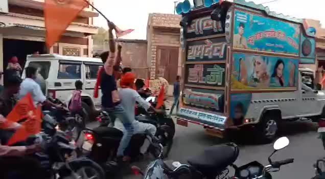 युवाओं ने निकाली भगवा रैली, अनिवार्य मतदान की अपील। अलाय गांव में निकाली भगवा रैली।  #Election2019