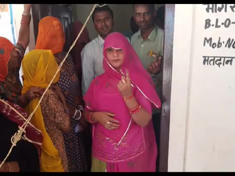 मेङता विधायक इंद्रा देवी बावरी ने किया मतदान का प्रयोग। आरएलपी से मेङता विधायक हैं बावरी। 
#Rlp #Election2019
