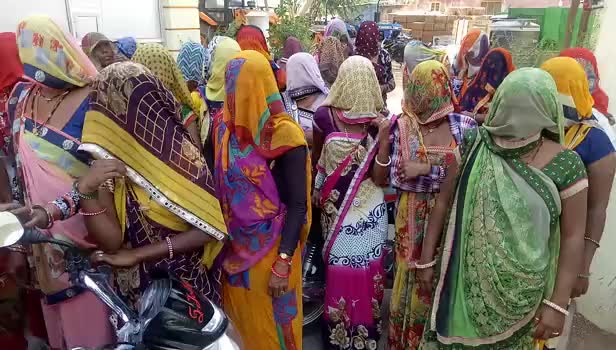 #खण्डेला #नगरपालिका #सफाईकर्मियों ने किया विरोध #प्रदर्शन, #पार्षद पर लगाए #अभद्रता क आरोप, अध्यक्ष ने करवाया मामला शांत