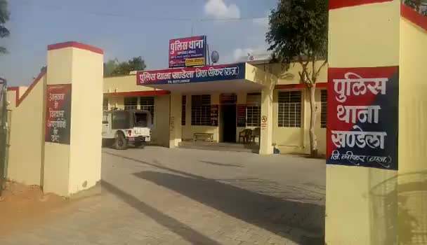 #सीकर के #खंडेला इलाके के #चौकड़ी ग्राम में #युवती ने की #आत्महत्या, अज्ञात कारणों के चलते लगाई फांसी