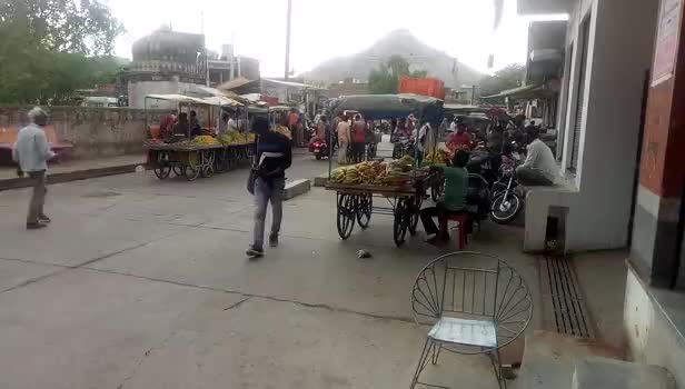 सीकर के #खंडेला में बस स्टैंड पर #हाथठेला धारकों का #अतिक्रमण बना परेशानी का सबब, दिनभर बनी रहती है #जाम की स्थिति