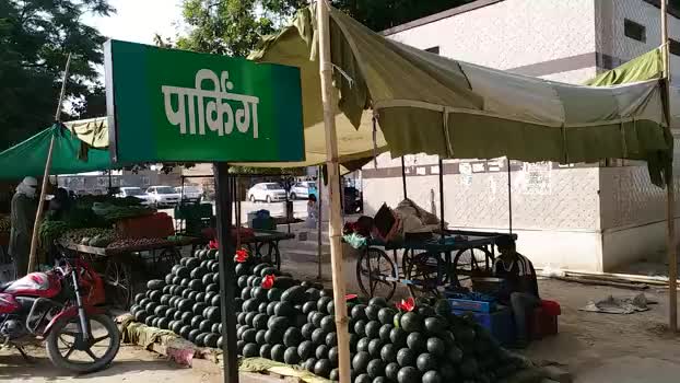 संगरिया- कोर्ट के आदेशों की उड़ रही धज्जियां #पार्किंग स्थलों पर रेहड़ी संचालकों का कब्जा #वाहन पार्किंग