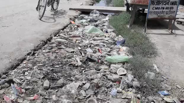 छटीकरा कस्बे में नालियां पॉलीथिन से भरी ,श्रद्धालु बिना शौचालय परेशान , सफाईकर्मी नदारद 
﻿@rahulthakur92 
#dmmathura