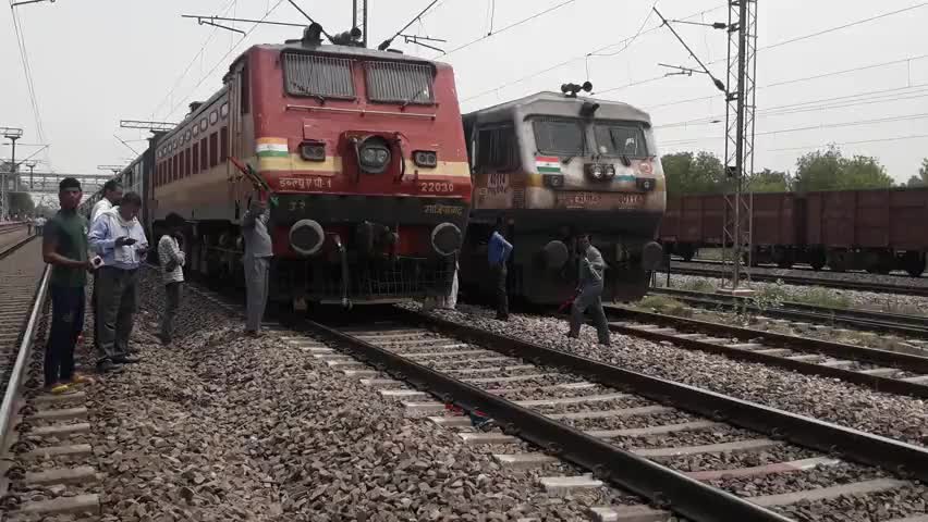 जनता एक्सप्रेस का इंजन फेल हो जाने के बाद दूसरी ट्रेन का इंजन जोड़ा,सकुशल ﻿ट्रेन हुई रवाना 
﻿#rahulthakur92 
#indianrail