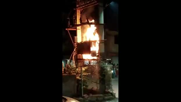 #संगरिया- #ट्रांसफार्मर में अचानक लगी आग से मचा हड़कंप #संगरिया के स्टेट स्कूल के पास हुई घटना #दमकल ने पाया आग पर काबू