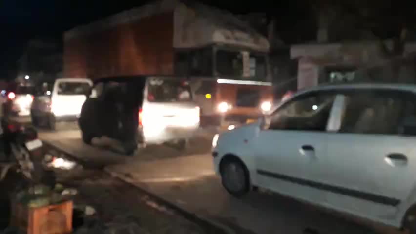 छटीकरा गोवर्धन में जानलेवा सफर से नहीं डर रहे लोग , पुलिस और आरटीओ प्रशासन नहीं करता कार्यवाही ।
#ARTO 
﻿#rahulthakur92