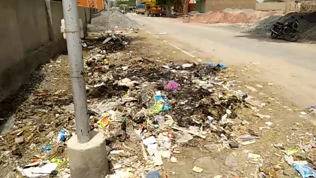 #पुस्तकालय के पीछे सड़ांध, कचरे के ढेर लगे