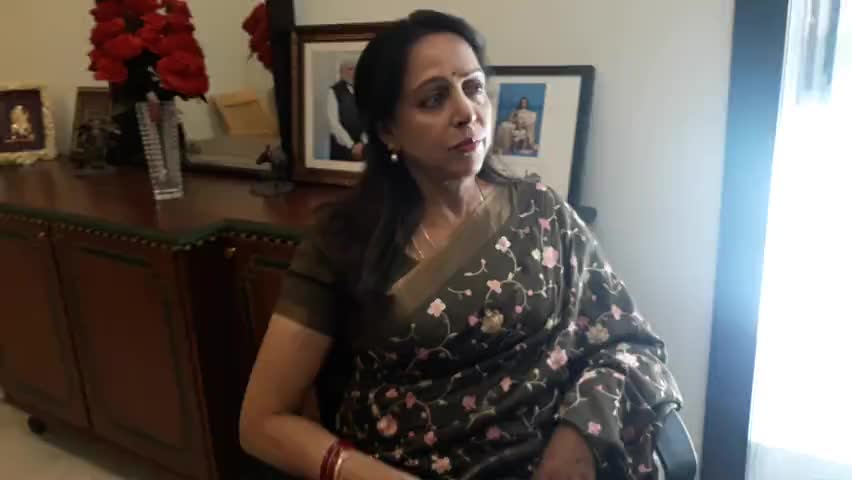 मतगणना से पहले हेमा मालिनी पहुंची मथुरा पब्लिक एप  से बातचीत में कही इतनी ﻿बड़ी बात﻿
﻿#rahulthakur92 
#hemamalini