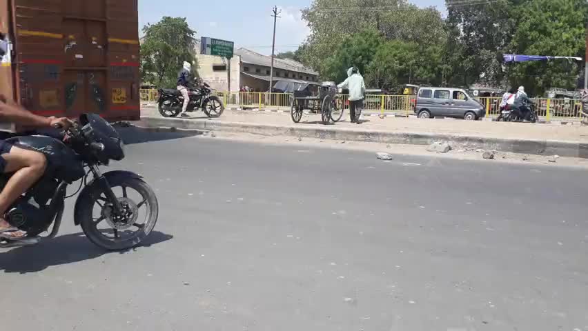 मथुरा में जान पर खेलकर सड़क पार कर रहे लोग हाईवे पर कई किलोमीटर दूर है कट हादसे का कौन जिम्मेदार
#nnmv 
﻿@rahulthakur92
