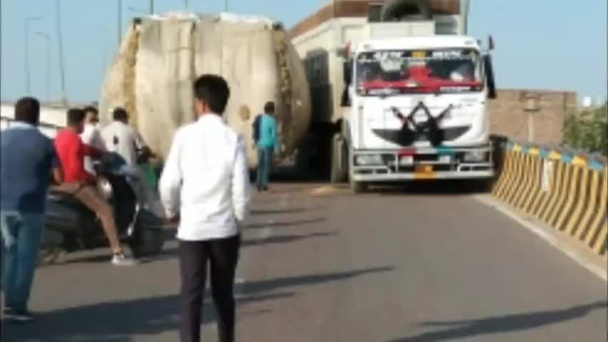 संगरिया- ओवरब्रिज पर तूड़ी से भरा ट्रैक्टर ट्राली फंसा, 15 मिनट तक लगे जाम में फंसे लोग हुए परेशान, बदहाल ट्रैफिक व्यवस्था