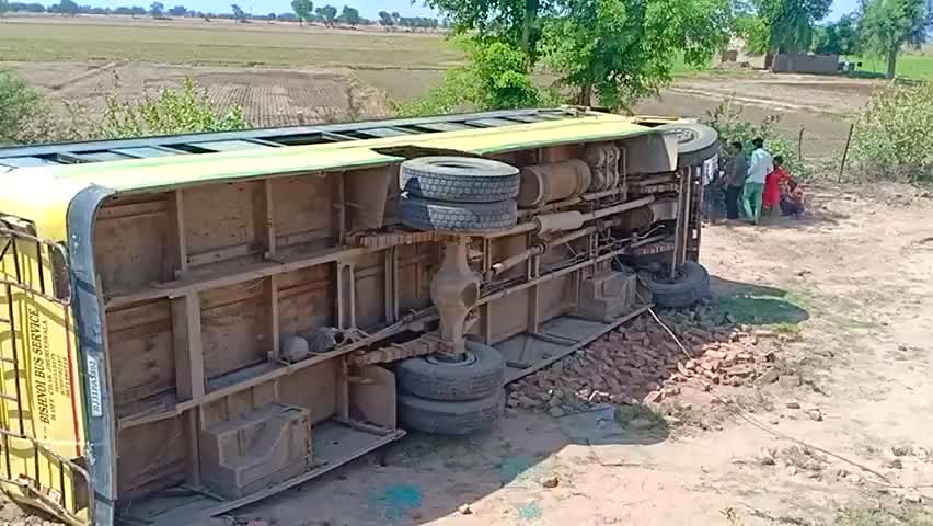 हनुमानगढ़ के पीलीबंगा में अनियंत्रित होकर पलटी बस, 14 यात्री घायल 8 गंभीर रूप से घायल यात्रियों को किया गया हनुमानगढ़ रेफर