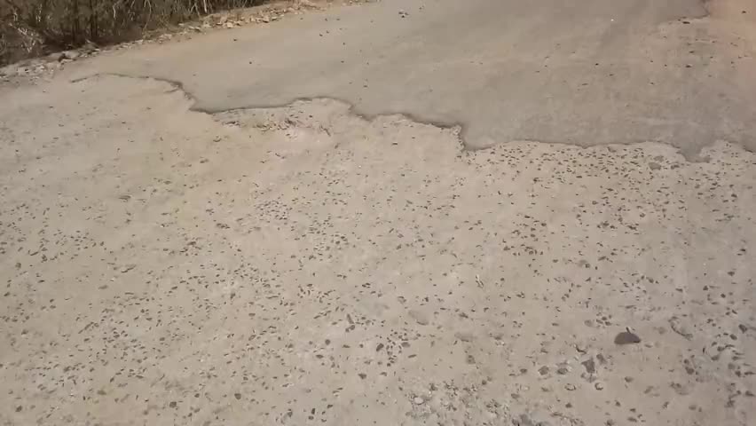 सिरोही जिले के शिवगंज गांव में सड़क की जर्जर हालत से लोग परेशान, लोगों को चलना हुआ दूभर।