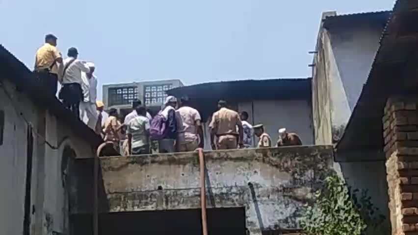 मेरठ में बंद पड़े गोदाम में लगी भीषण आग, दमकल की गाड़ियां आग बुझाने में लगीं