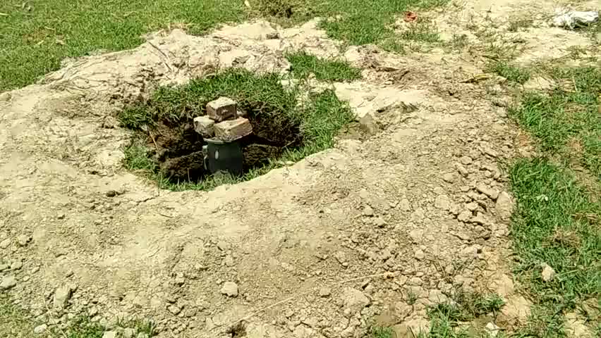 इटावा के जसवंतनगर में खेत में खुले गहरे गड्ढे से हो  सकता है बड़ा हादसा