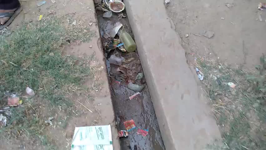 औरैया के अजीतमल में दो महीनों से नहीं आ रहा सफाईकर्मी, लोग गंदगी से परेशान