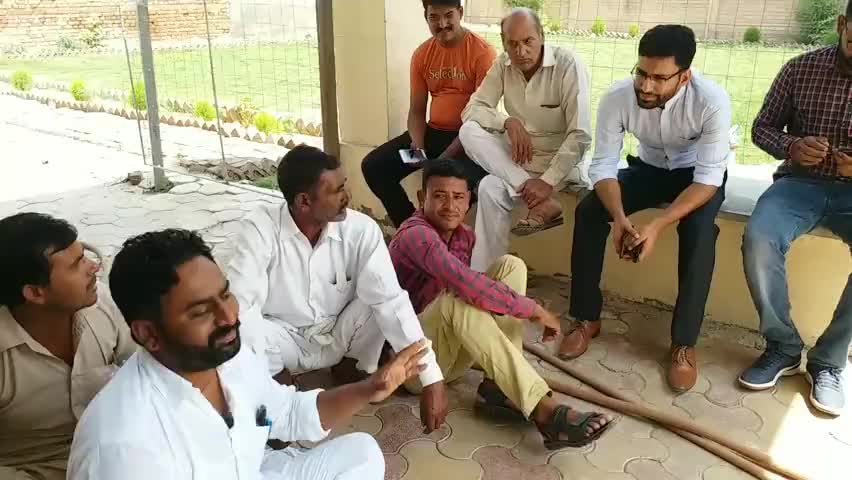 हनुमानगढ़ के संगरिया में बिजली विभाग के अधिकारी की ग्रामीणों के साथ बदतमीज़ी पर आक्रोशित ग्रामीणों ने दिया धरना