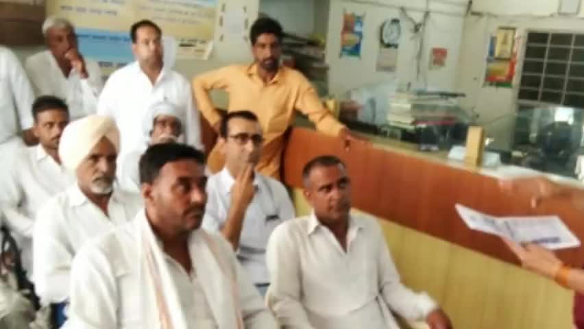 संगरिया के राजस्थान मरुधरा ग्रामीण बैंक में बुधवार को लगाया गया समर लोन कैंप