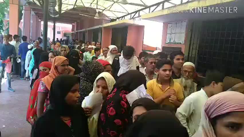 मुज़फ्फरनगर के चिकत्सालय में उपचार के लिए मरीज़ों को घंटों लगना पड़ रहा लाइन में