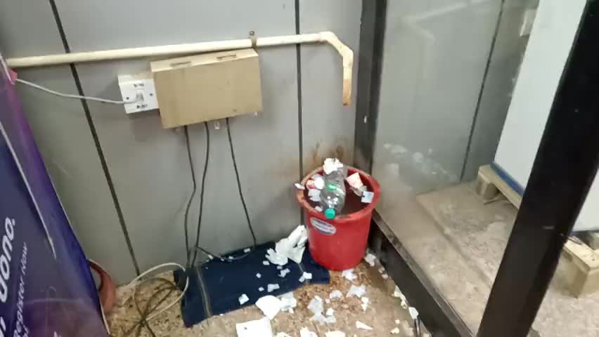 जोधपुर में ओसियां में एसबीआई ई कार्नर पर फैली है गंदगी