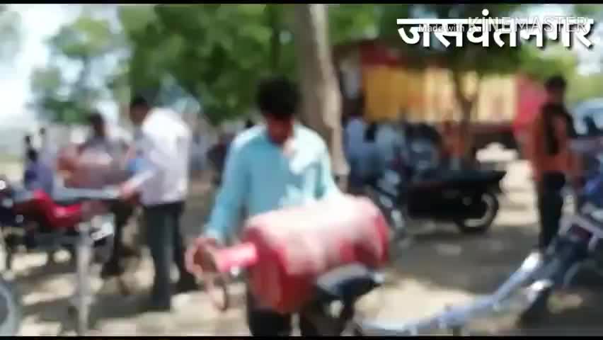 इटावा के जसवंतनगर में घनी आबादी वाले क्षेत्र में वितरित किए जा रहे गैस सिलेंडर, अनहोनी की आशंका